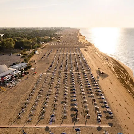 Cozy With Swimming Pool Apartment *