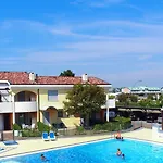 Apartman Cozy With Swimming Pool